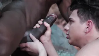 Dos chicos calientes en acción anal interracial hardcore y mamada