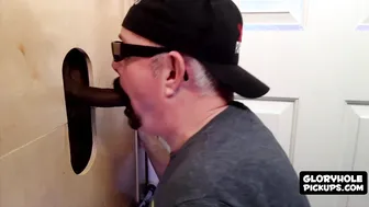 Gordinho adora grandes paus de glory hole com boquetes ansiosos