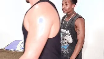 Massagista negro faz anal sem camisinha após massagem com óleo