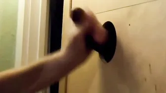 Negão ganha boquete no glory hole caseiro