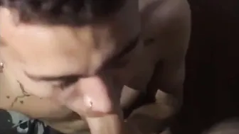 Twinks tatuados en sesión de sexo oral y anal hardcore