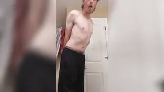 Masturbação solo de loiro twink em vídeo amador hd