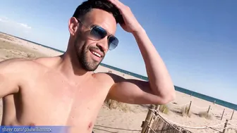 Amador musculoso tira a roupa e se masturba em praia espanhola movi...