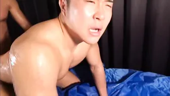 Sessão de sexo anal sem camisinha entre japoneses musculosos