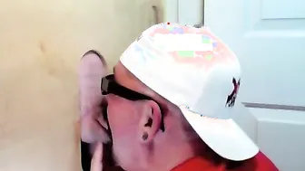 Papai casado recebe um boquete incrível no gloryhole de um chupador...