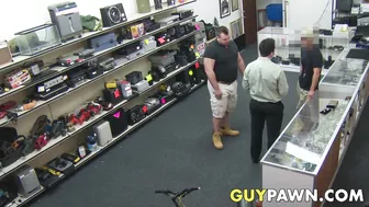 O dono da casa de penhores fode sua cliente sobre o balcão em uma c...