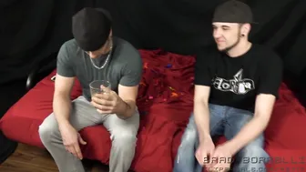 Brad y bliss pierden una apuesta y se meten en juegos de meadas