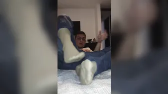 Twink masturba después del trabajo con juego de calcetines y pies