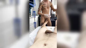 业余男同打飞机，剃毛未割包皮鸡巴和裸体蜜蜡脱毛