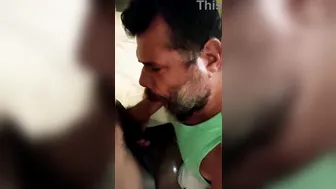 El oso chupa al conductor de mototaxi en la habitación del hotel