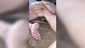 शौकिया आदमी फेटिश दृश्य में एक बड़े पुरुष पैर की पूजा और चाटता है