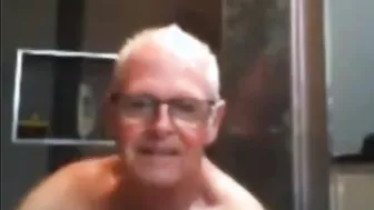 Papai maduro se masturba no chuveiro