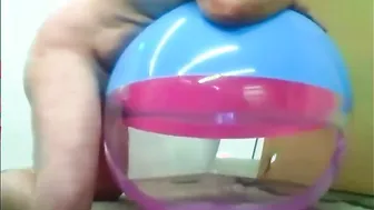 Papá solo folla un balón de playa inflable y se corre dentro