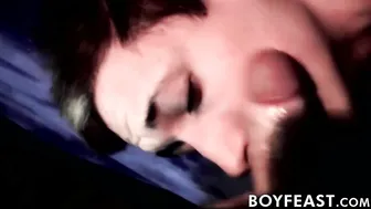 O twink tatuado blake mast se masturba enquanto chupa um pau grande...