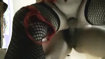 Travesti asiatique potelé prend l'anal par derrière en vidéo amateur