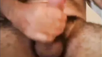 Papá oso latino peludo se masturba su polla gruesa hasta correrse