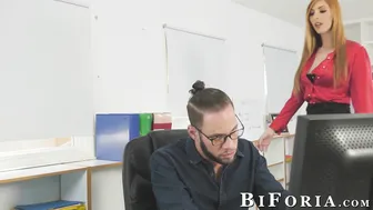 Pierce paris y wolf hudson en trío bisexual con chica de strapon