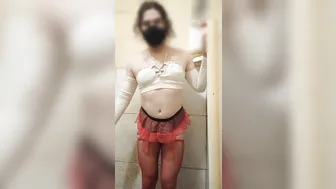 伪娘变装者carol cross穿着内衣和裙子独自手淫