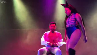 Un mec se fait branler en public par une drag queen
