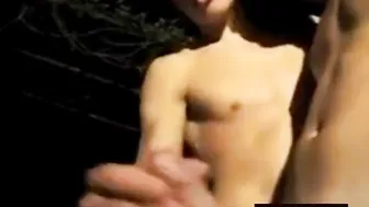 Twink se masturba al aire libre en el jardín para show de webcam