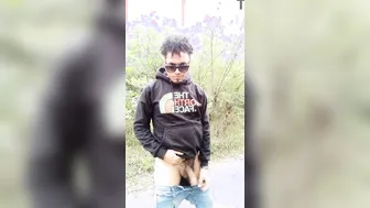 एमेच्योर लड़का सार्वजनिक में नंगा होकर हिलाता है और एनल खेल से पहले...