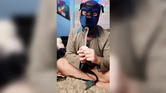 Hombre solo en jaula de castidad juega con consolador de cristal