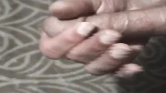 Chico solo se masturba la polla dura hasta correrse en webcam