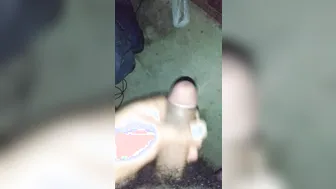 Oso latino con polla grande masturbándose solo