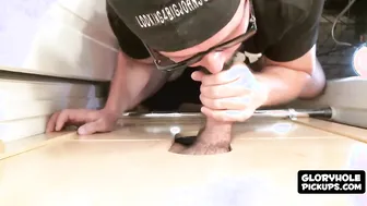 Um cara excitado procura o pau perfeito em um glory hole