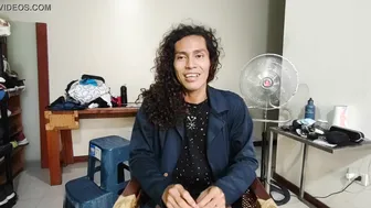 Travesti argentin maigre fait une branlette amateur devant la caméra