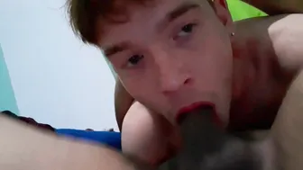 Twink ruivo dá boquete garganta profunda em amador latino