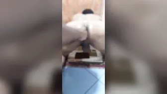 Jeune amateur explore le fisting profond en solo dans une session bdsm