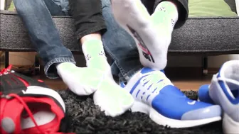 Dois homens se divertem juntos de tênis nike