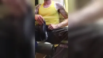 Homem amador solo suporta doloroso ballbusting e punheta