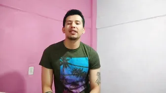 已婚拉丁裔建筑工人独自撸他的粗壮大包皮鸡巴