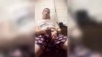 парень в трусиках быстро дрочит и кончает