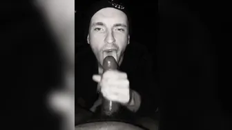 Jovencito chupa una gran polla negra en el coche y recibe un creampie