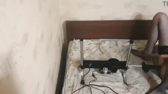 Femboy se cogen el culo con una máquina de follar en casa