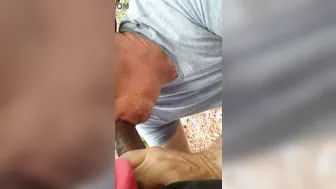 Twink latino recebe boquete profundo de cara branco no parque