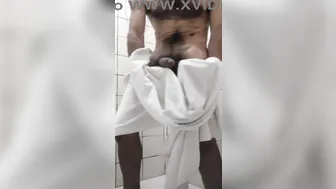 Semental colgado se masturba su polla gruesa en video amateur