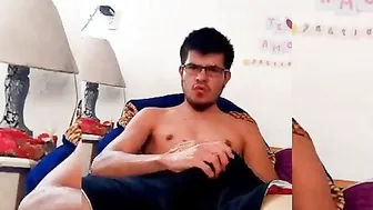 Homem casado se masturba sozinho enquanto a esposa está fora