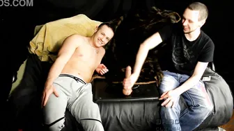 Dos tíos heteros musculosos dan instrucciones de joi gay y edging