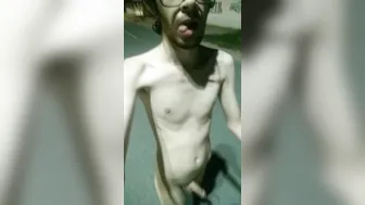 Twink desnudo caminando desnudo en la calle pública exhibicionismo