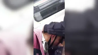 Twink cazando en el metro para dos desconocidos bien dotados
