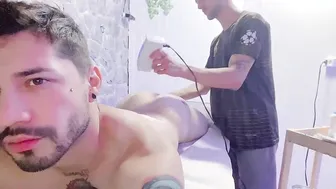 Tatuado amateur se la follan a pelo después de sesión de depilación
