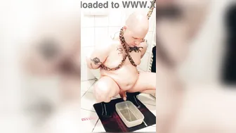 عبدة البول المطيعة في رباط العبودية تُ masturbated