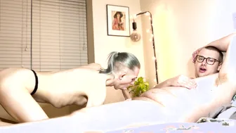 Profesor gordo se folla a pelo a su estudiante twink flaco en escen...