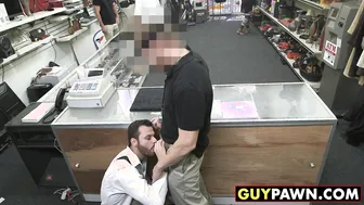 Garoto gostoso fodido sem camisinha no banheiro por pau grande