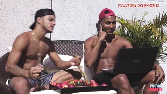 Latino musclé et ours dans une baise anale interracial hardcore