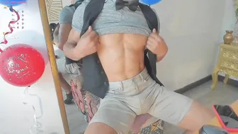 Twink magro se masturba na webcam em longa sessão solo